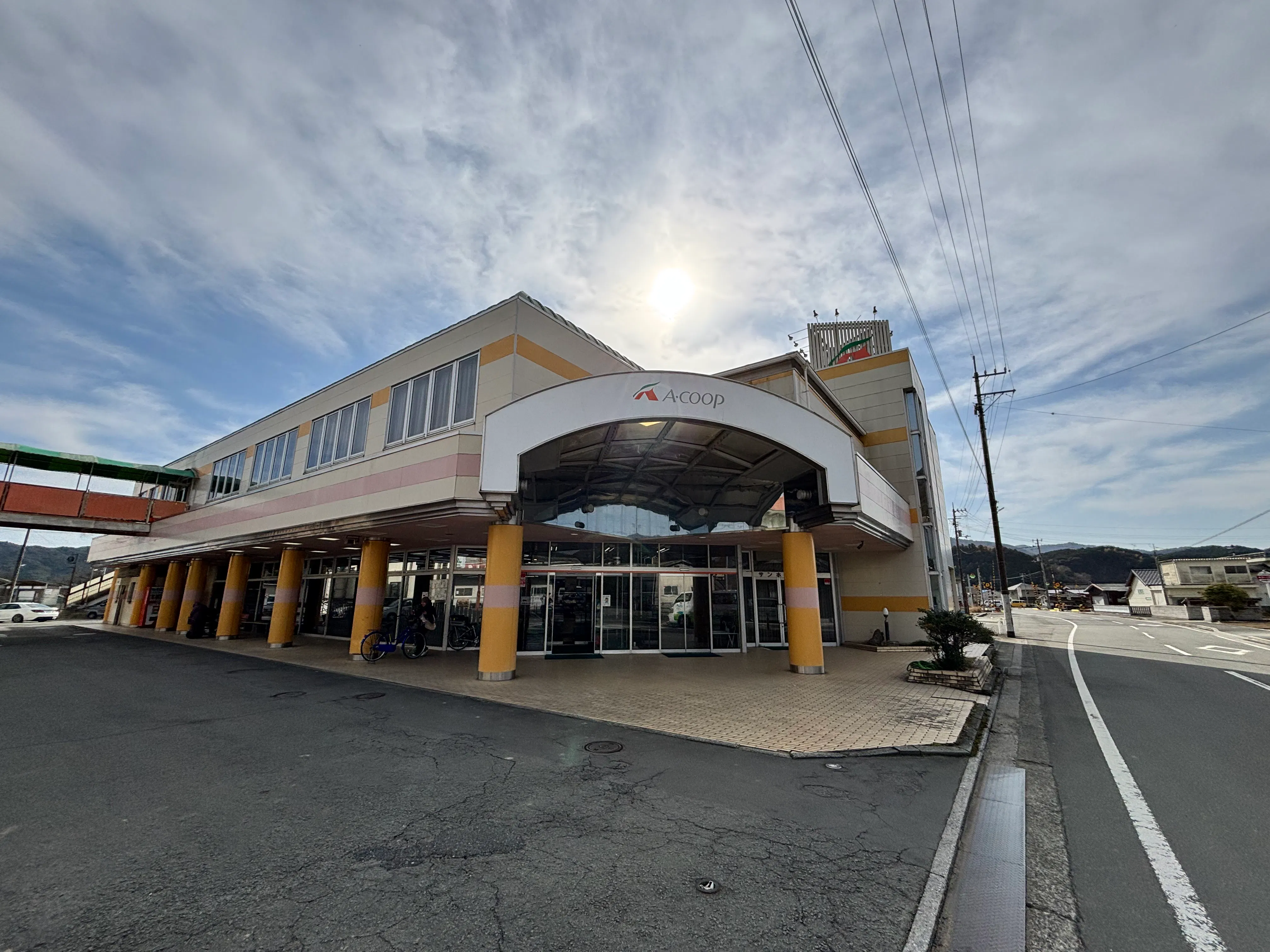 【Aコープみま店】食物販や販促イベントに最適な入口横の屋外軒下スペース