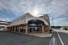 【Aコープみま店】食物販や販促イベントに最適な入口横の屋外軒下スペース