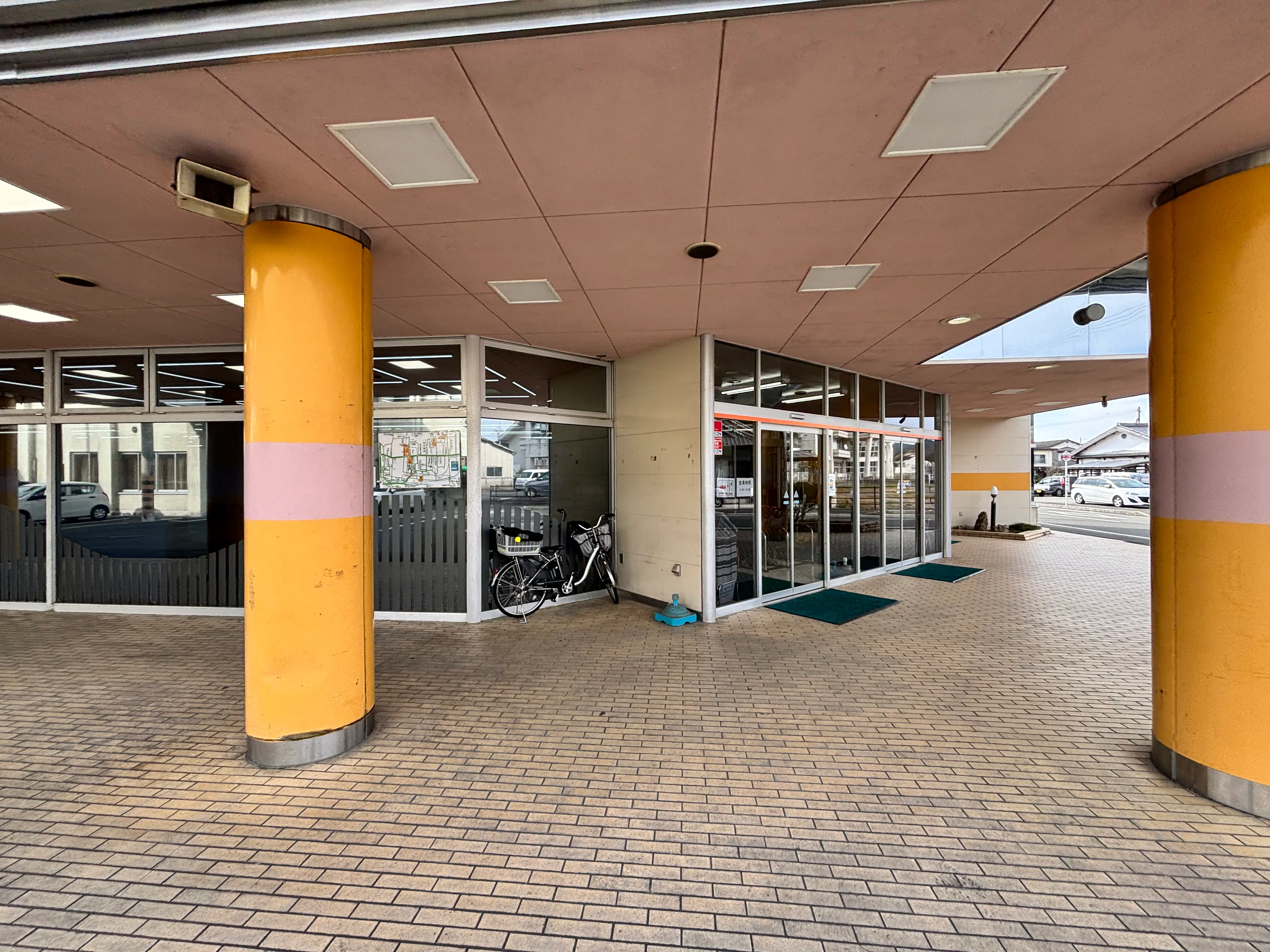 【Aコープみま店】食物販や販促イベントに最適な入口横の屋外軒下スペース