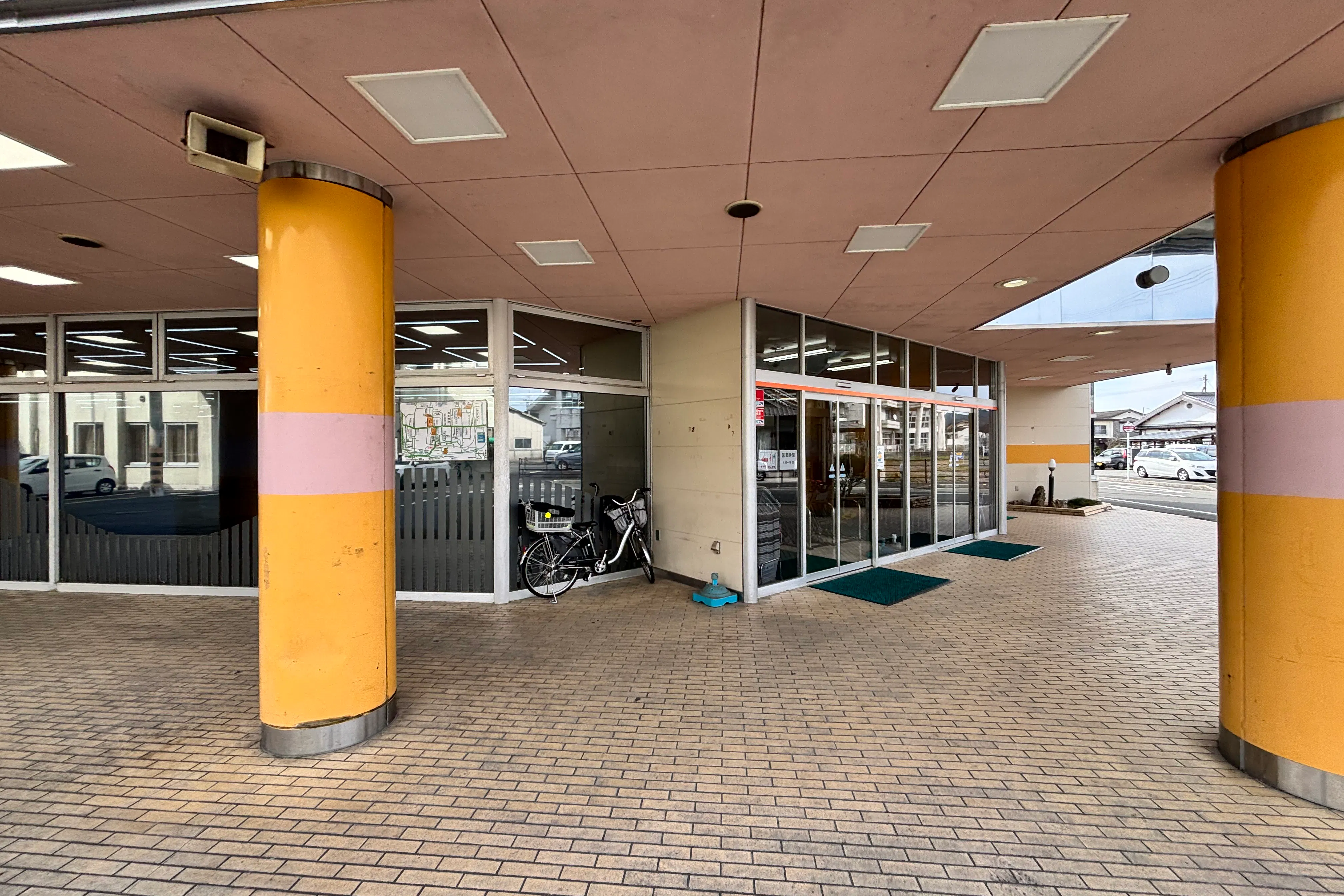 【Aコープみま店】食物販や販促イベントに最適な入口横の屋外軒下スペース