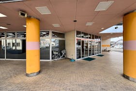 【Aコープみま店】食物販や販促イベントに最適な入口横の屋外軒下スペース