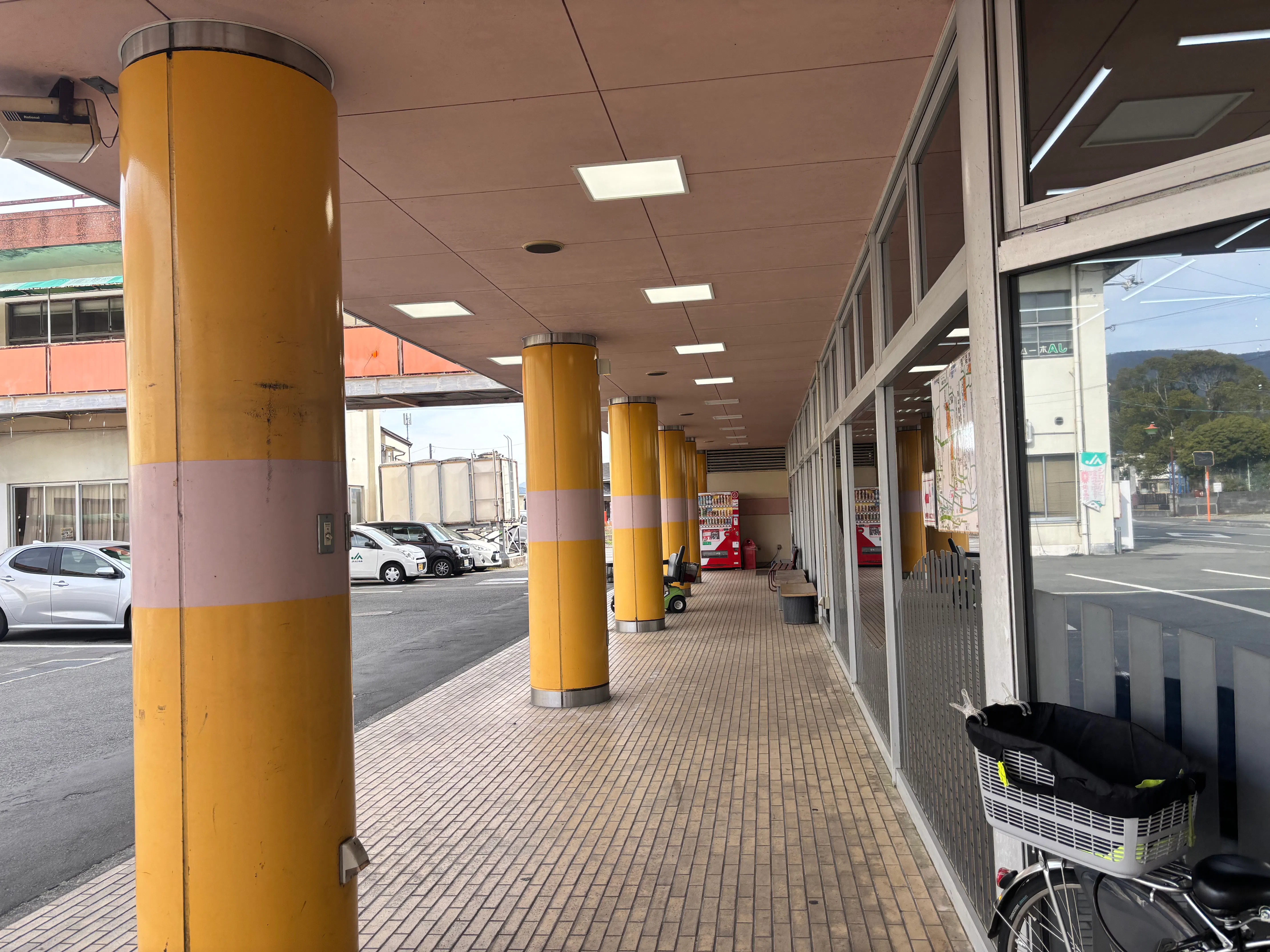 【Aコープみま店】食物販や販促イベントに最適な入口横の屋外軒下スペース