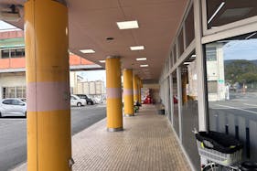 【Aコープみま店】食物販や販促イベントに最適な入口横の屋外軒下スペース