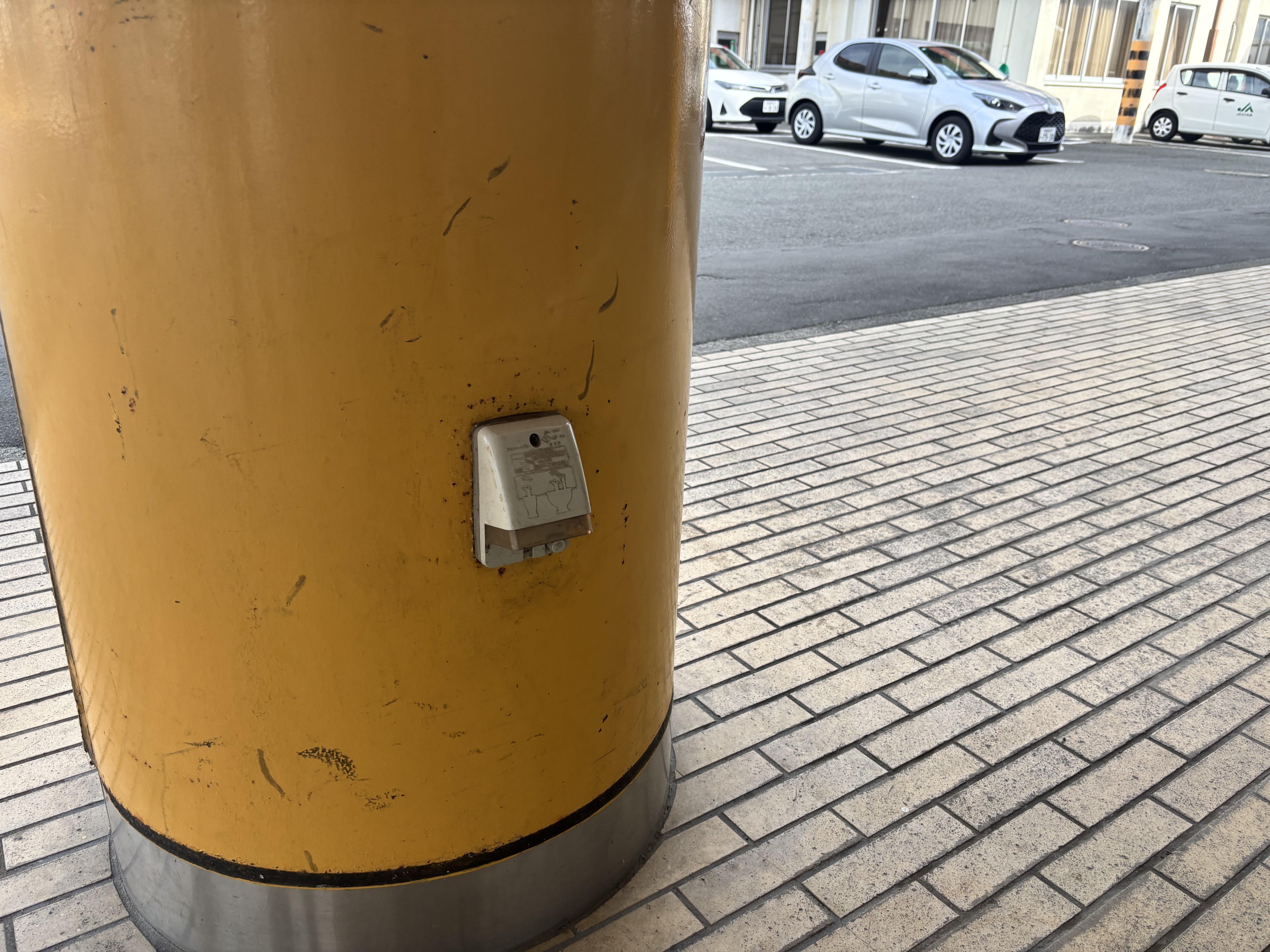 【Aコープみま店】食物販や販促イベントに最適な入口横の屋外軒下スペース