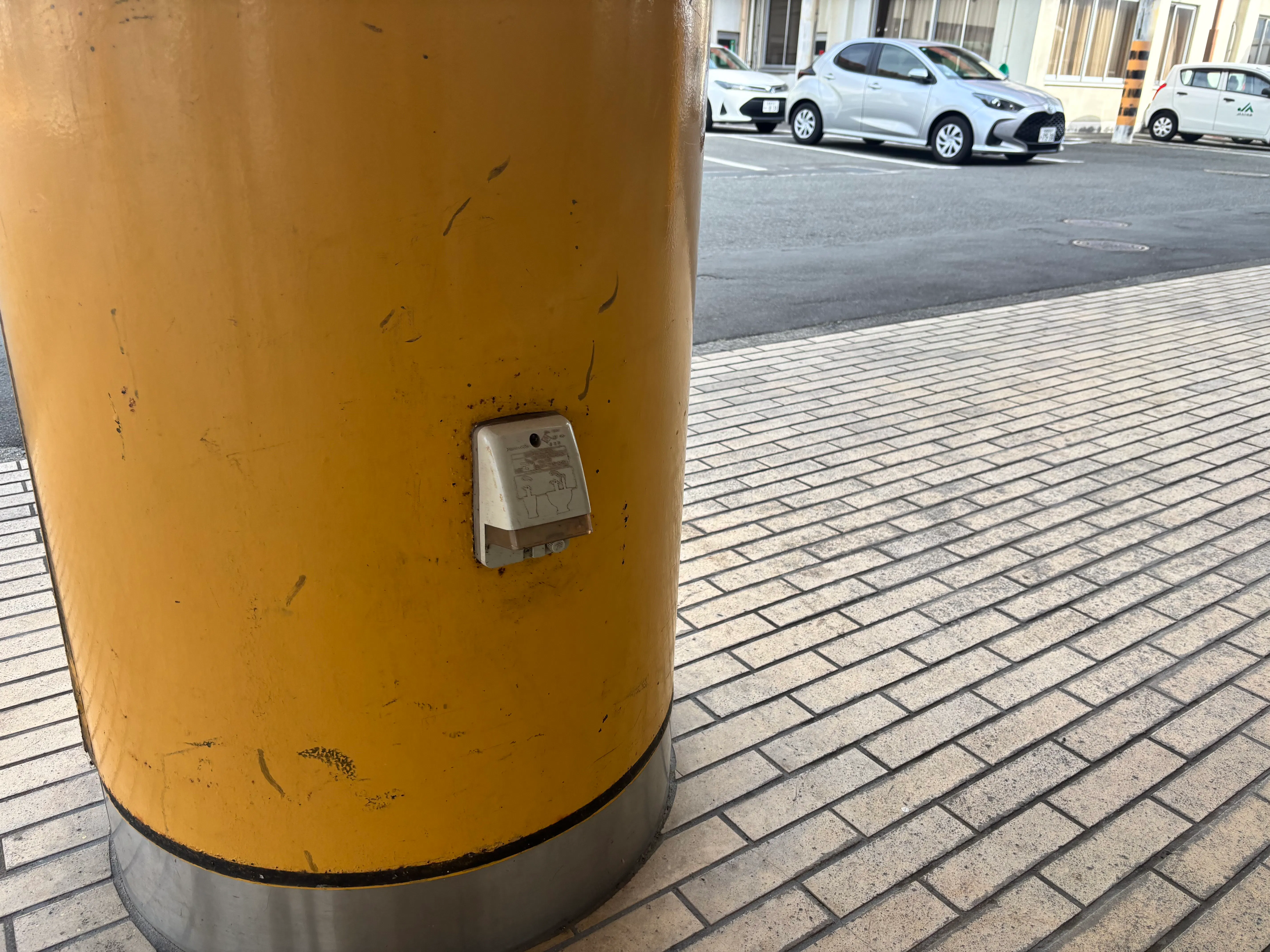 【Aコープみま店】食物販や販促イベントに最適な入口横の屋外軒下スペース