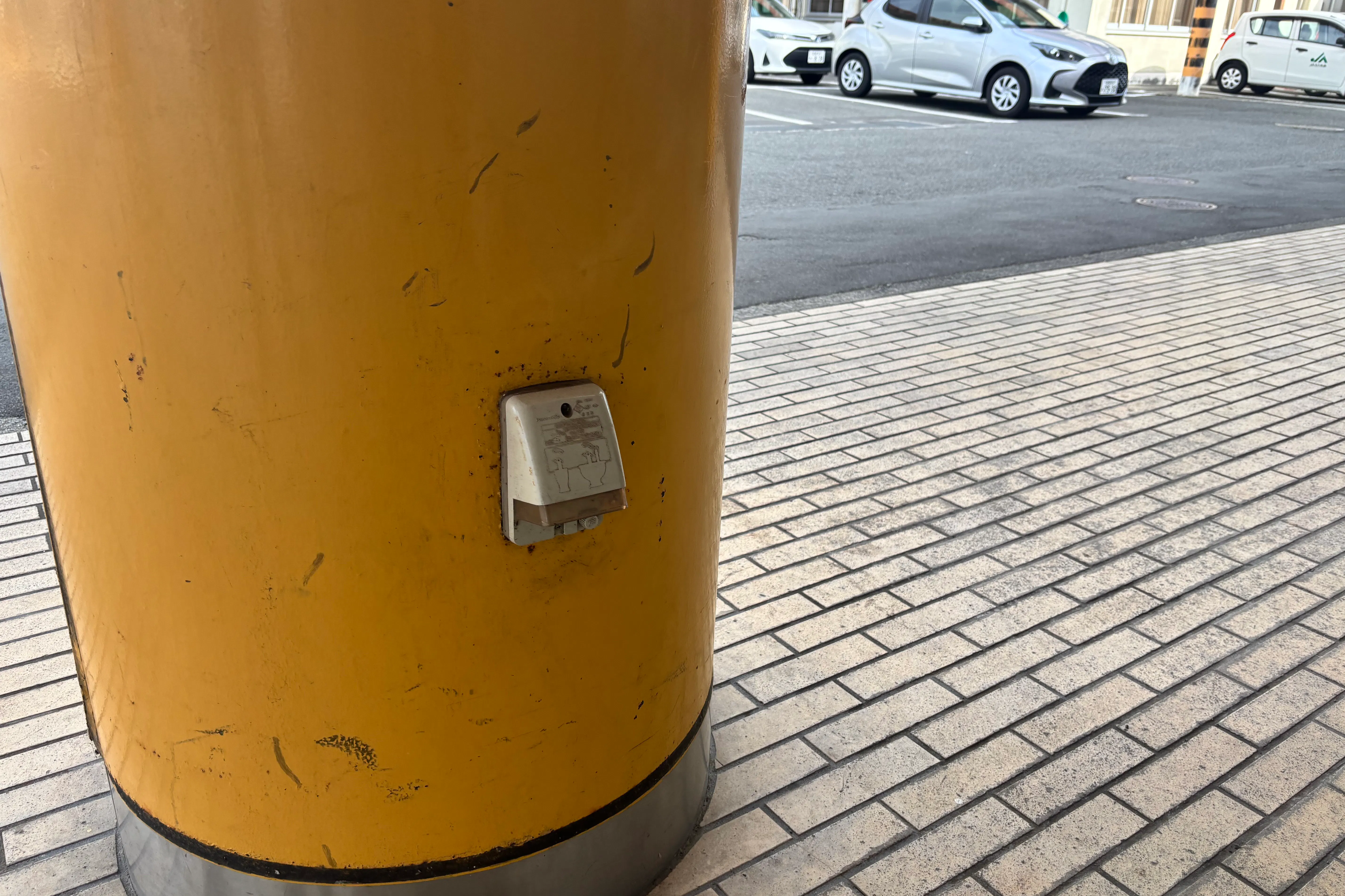 【Aコープみま店】食物販や販促イベントに最適な入口横の屋外軒下スペース