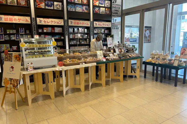 【TSUTAYA AVクラブ 玉名店】販促イベントや物販に最適な店内入口前イベントスペース