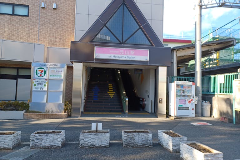 【元山駅】(改札外)食物販やポップアップストアに最適な人の流動が多い改札前コンコースの画像4