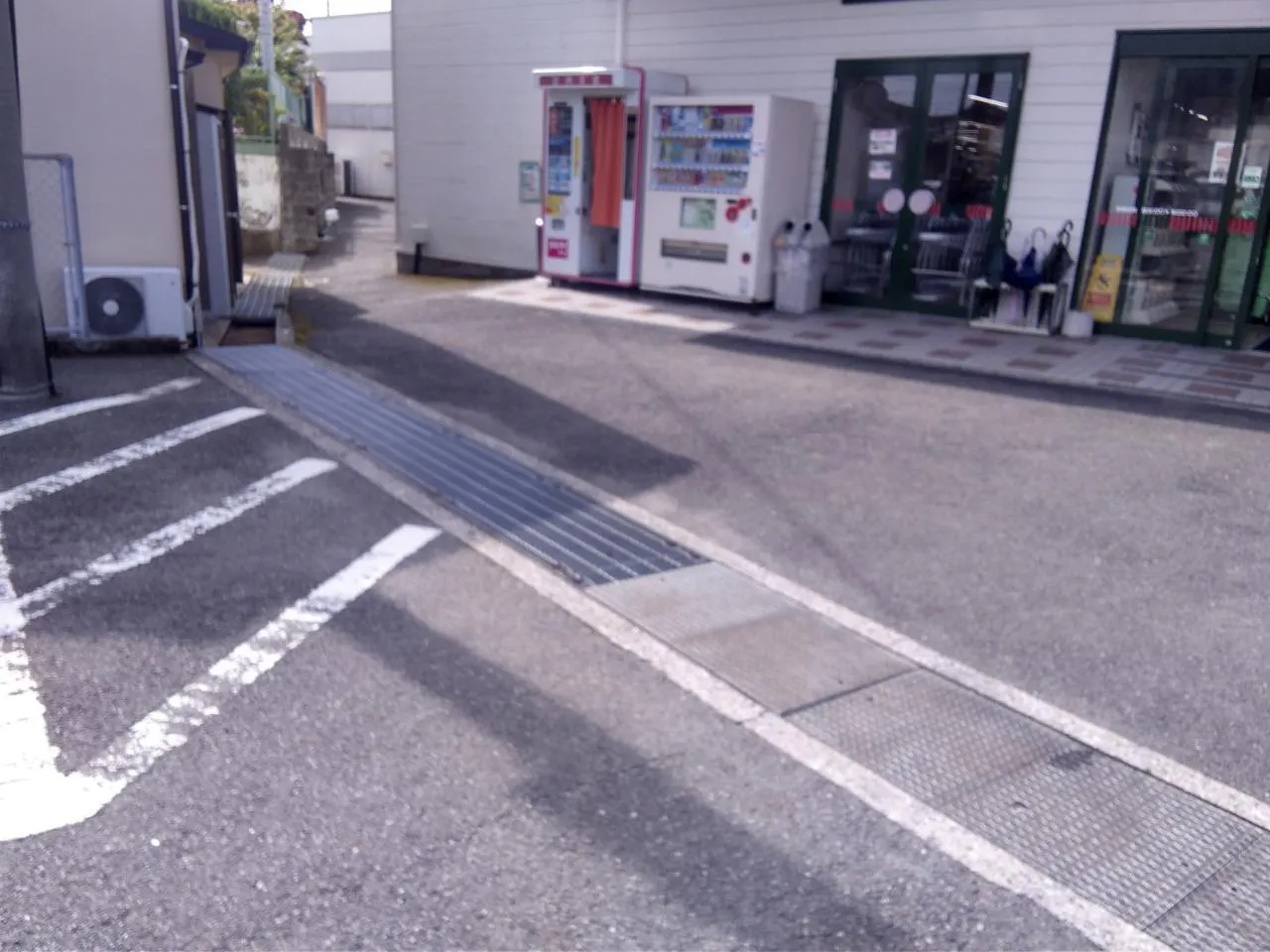 【ゆめマート牛深】キッチンカーに利用可能なスーパーの駐車場スペースの画像