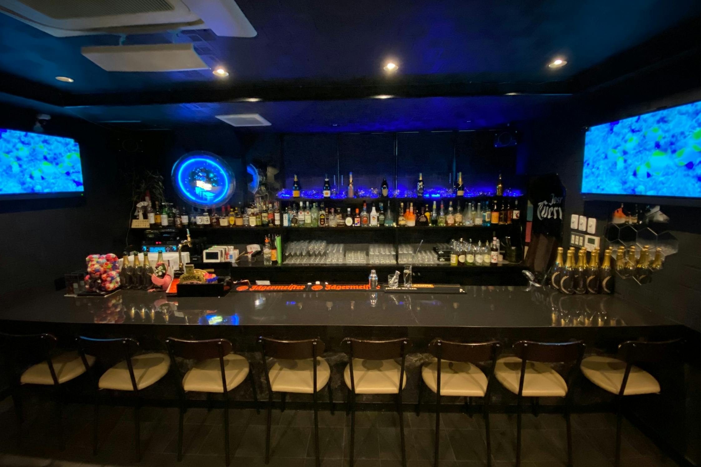 【心斎橋駅5分】ロケや撮影会等の撮影用途やオフ会等のイベント、オフサイトミーティングに最適なシックな空間のバースペース