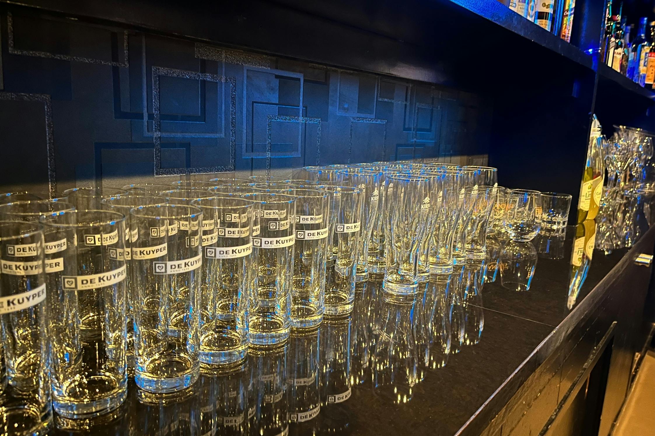 【心斎橋駅5分】ロケや撮影会等の撮影用途やオフ会等のイベント、オフサイトミーティングに最適なシックな空間のバースペース