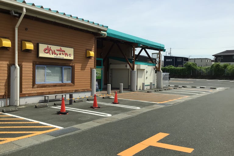 【ダイナム静岡新居店ゆったり館】キッチンカー出店やプロモーションイベントに最適なアミューズメント施設の店舗出入口前イベントスペースの画像2