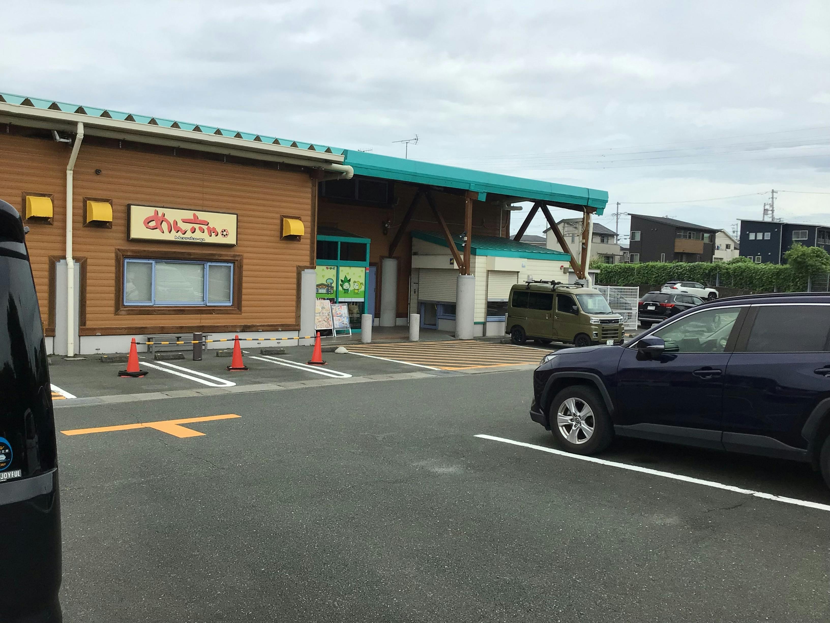 【ダイナム静岡新居店ゆったり館】キッチンカー出店やプロモーションイベントに最適なアミューズメント施設の店舗出入口前イベントスペース