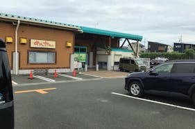 【ダイナム静岡新居店ゆったり館】キッチンカー出店やプロモーションイベントに最適なアミューズメント施設の店舗出入口前イベントスペース