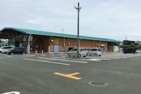 【ダイナム静岡新居店ゆったり館】キッチンカー出店やプロモーションイベントに最適なアミューズメント施設の店舗出入口前イベントスペース