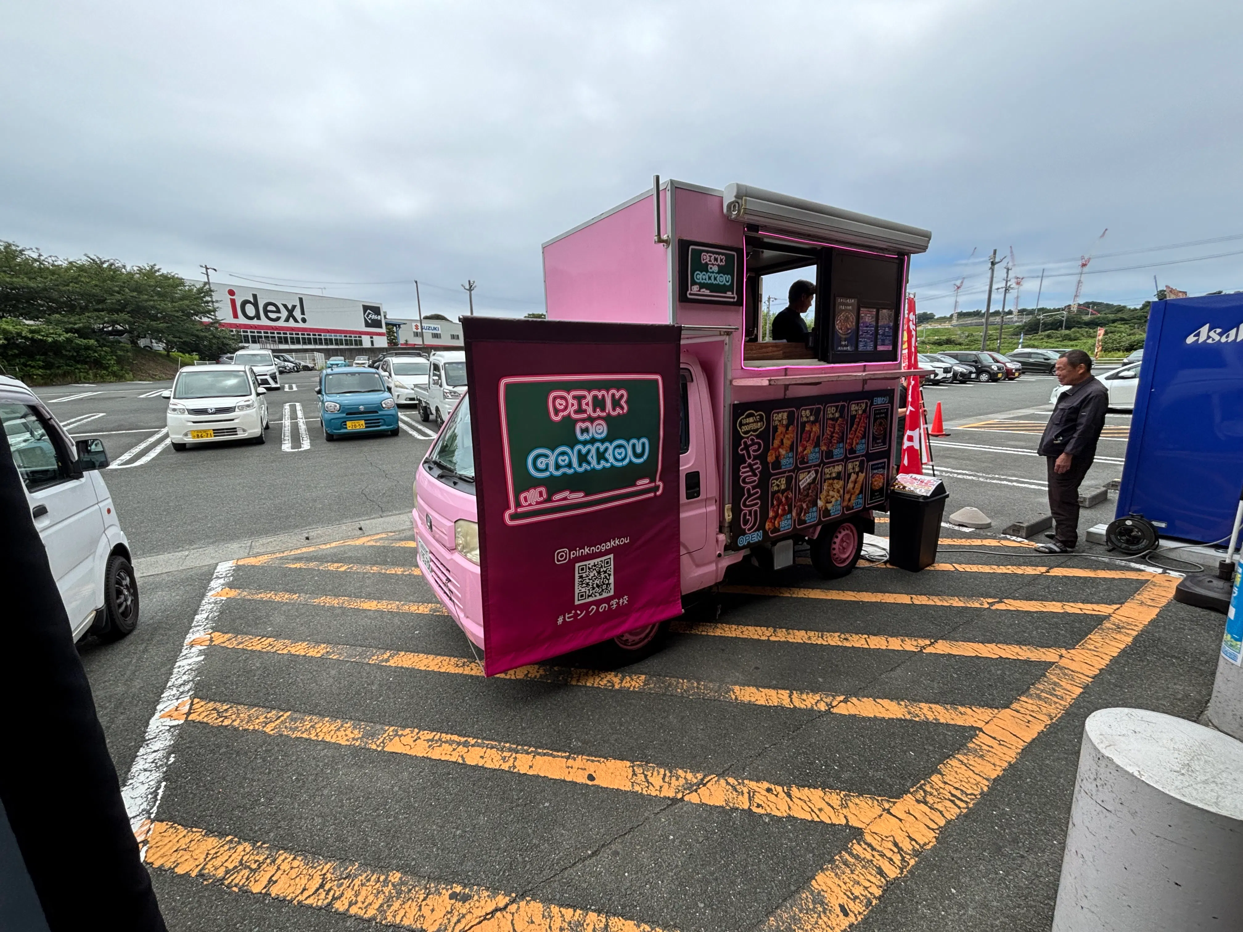 【ダイナム静岡新居店ゆったり館】キッチンカー出店やプロモーションイベントに最適なアミューズメント施設の店舗出入口前イベントスペース