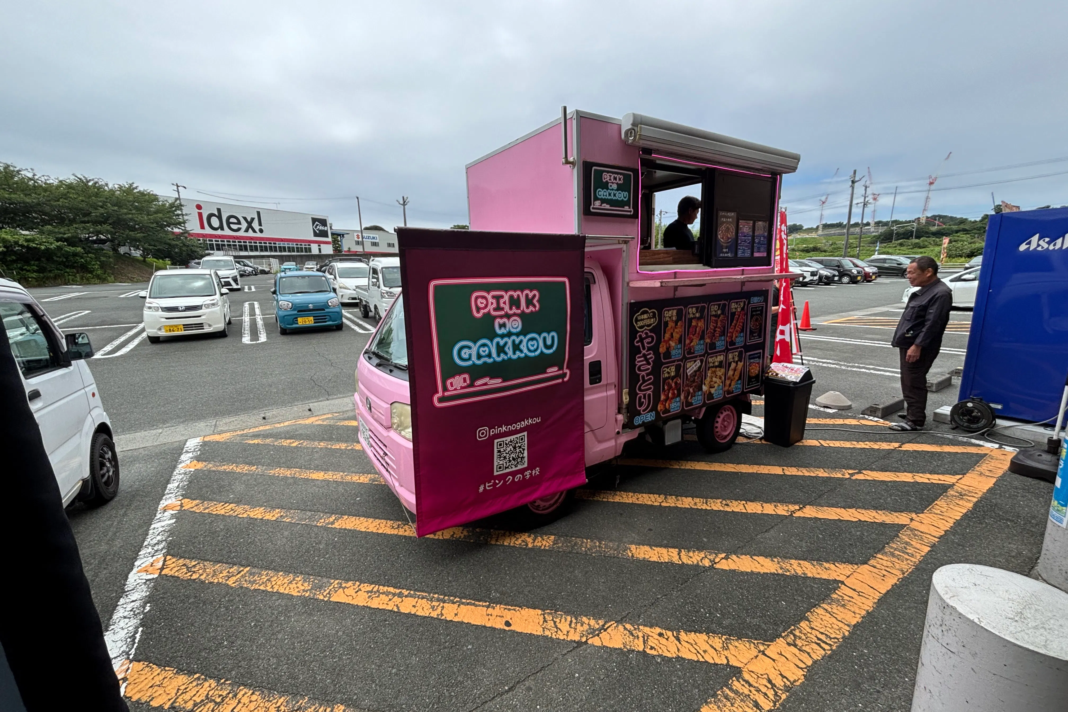 【ダイナム静岡新居店ゆったり館】キッチンカー出店やプロモーションイベントに最適なアミューズメント施設の店舗出入口前イベントスペース