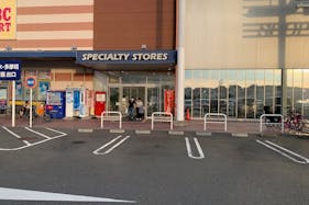 【ミスターマックス 町田多摩境店】第4風除室前(駐車場3台) キッチンカーや車両展示に最適な総合ディスカウントストアの催事イベントスペース