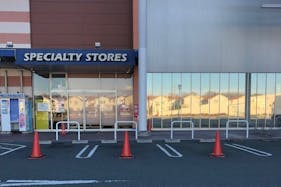 【ミスターマックス 町田多摩境店】第4風除室前(駐車場3台) キッチンカーや車両展示に最適な総合ディスカウントストアの催事イベントスペース