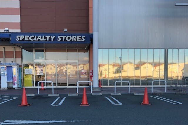 【ミスターマックス 町田多摩境店】第4風除室前（駐車場3台） キッチンカーや車両展示に最適な総合ディスカウントストアの催事イベントスペース