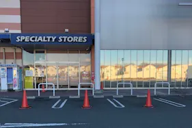 【ミスターマックス 町田多摩境店】第4風除室前(駐車場3台) キッチンカーや車両展示に最適な総合ディスカウントストアの催事イベントスペース