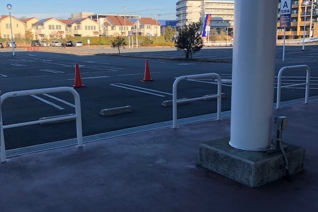 【ミスターマックス 町田多摩境店】第4風除室前（駐車場3台） キッチンカーや車両展示に最適な総合ディスカウントストアの催事イベントスペース