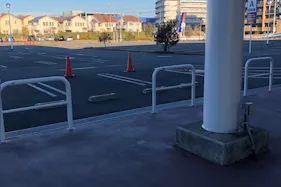 【ミスターマックス 町田多摩境店】第4風除室前(駐車場3台) キッチンカーや車両展示に最適な総合ディスカウントストアの催事イベントスペース