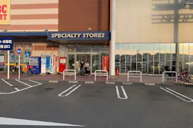 【ミスターマックス 町田多摩境店】第4風除室前(駐車場3台) キッチンカーや車両展示に最適な総合ディスカウントストアの催事イベントスペース