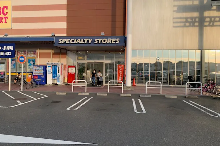 【ミスターマックス 町田多摩境店】第4風除室前(駐車場3台) キッチンカーや車両展示に最適な総合ディスカウントストアの催事イベントスペースの画像2