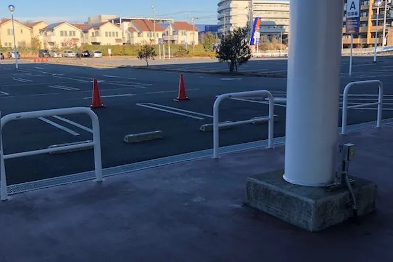 【ミスターマックス 町田多摩境店】第4風除室前(駐車場3台) キッチンカーや車両展示に最適な総合ディスカウントストアの催事イベントスペースの画像5