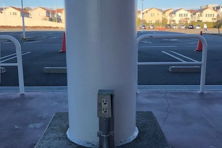 【ミスターマックス 町田多摩境店】第4風除室前(駐車場3台) キッチンカーや車両展示に最適な総合ディスカウントストアの催事イベントスペースの画像4