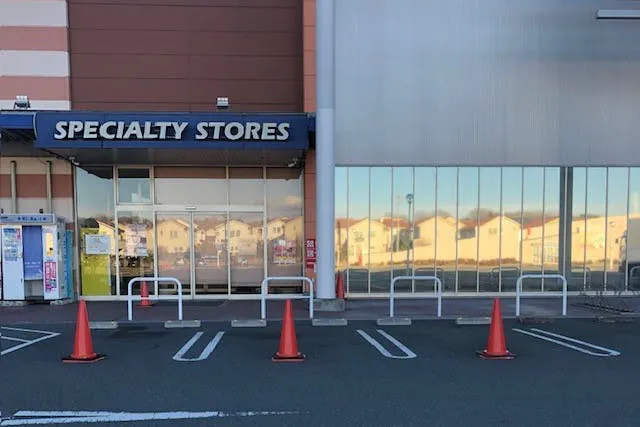 【ミスターマックス 町田多摩境店】第4風除室前（駐車場3台） キッチンカーや車両展示に最適な総合ディスカウントストアの催事イベントスペースの画像