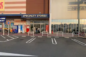 【ミスターマックス 町田多摩境店】第4風除室前(駐車場3台) キッチンカーや車両展示に最適な総合ディスカウントストアの催事イベントスペース