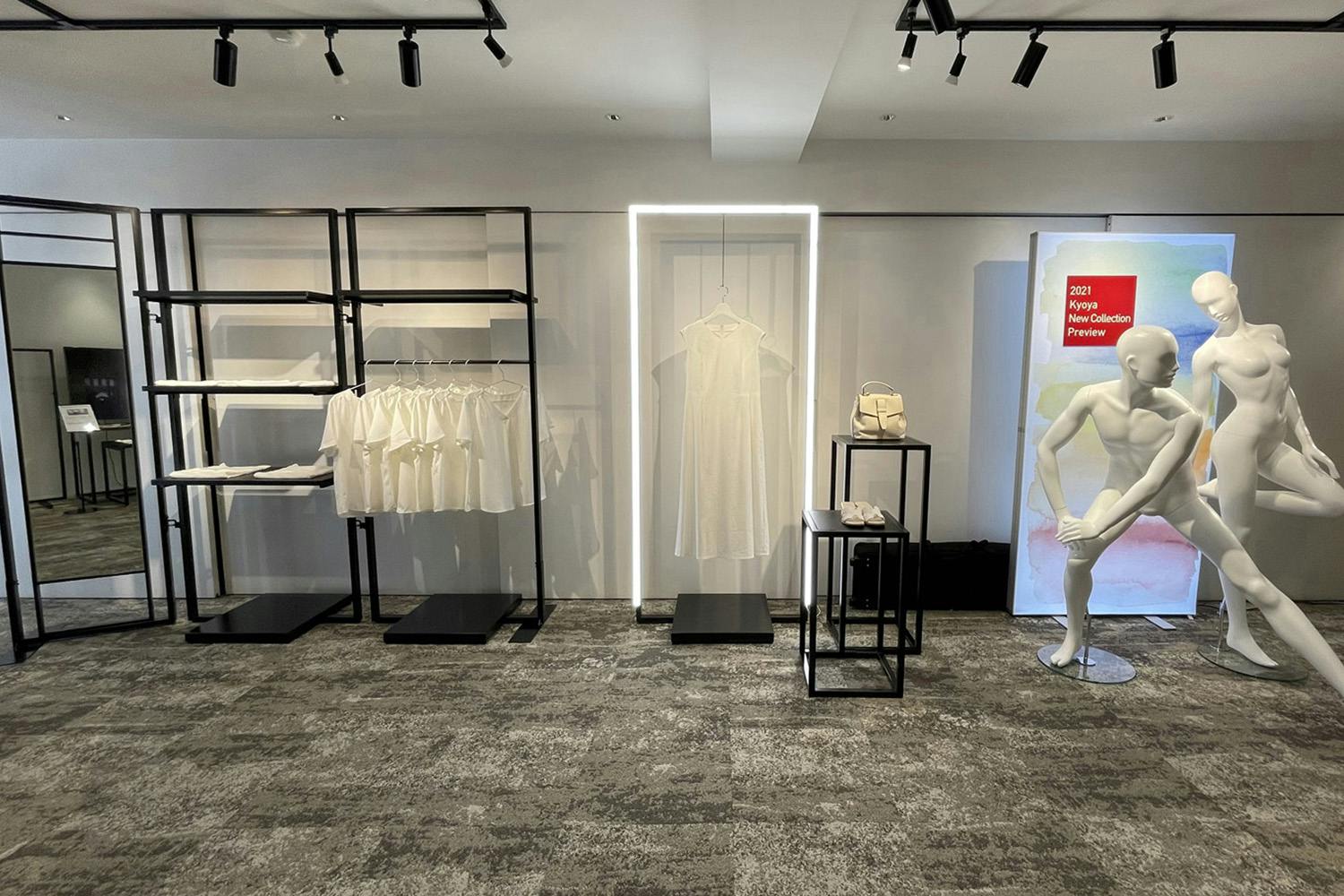 モダンな絨毯と白壁に包まれたスペースでの過去に開催された展示会は好評でした。