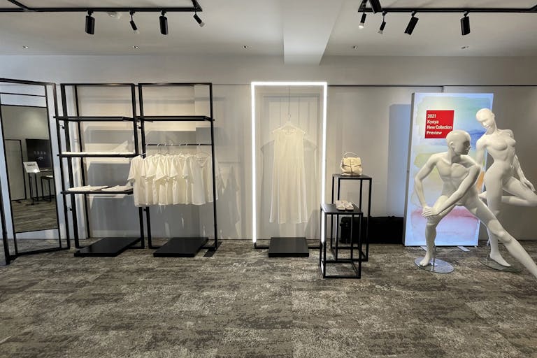 モダンな絨毯と白壁に包まれたスペースでの過去に開催された展示会は好評でした。