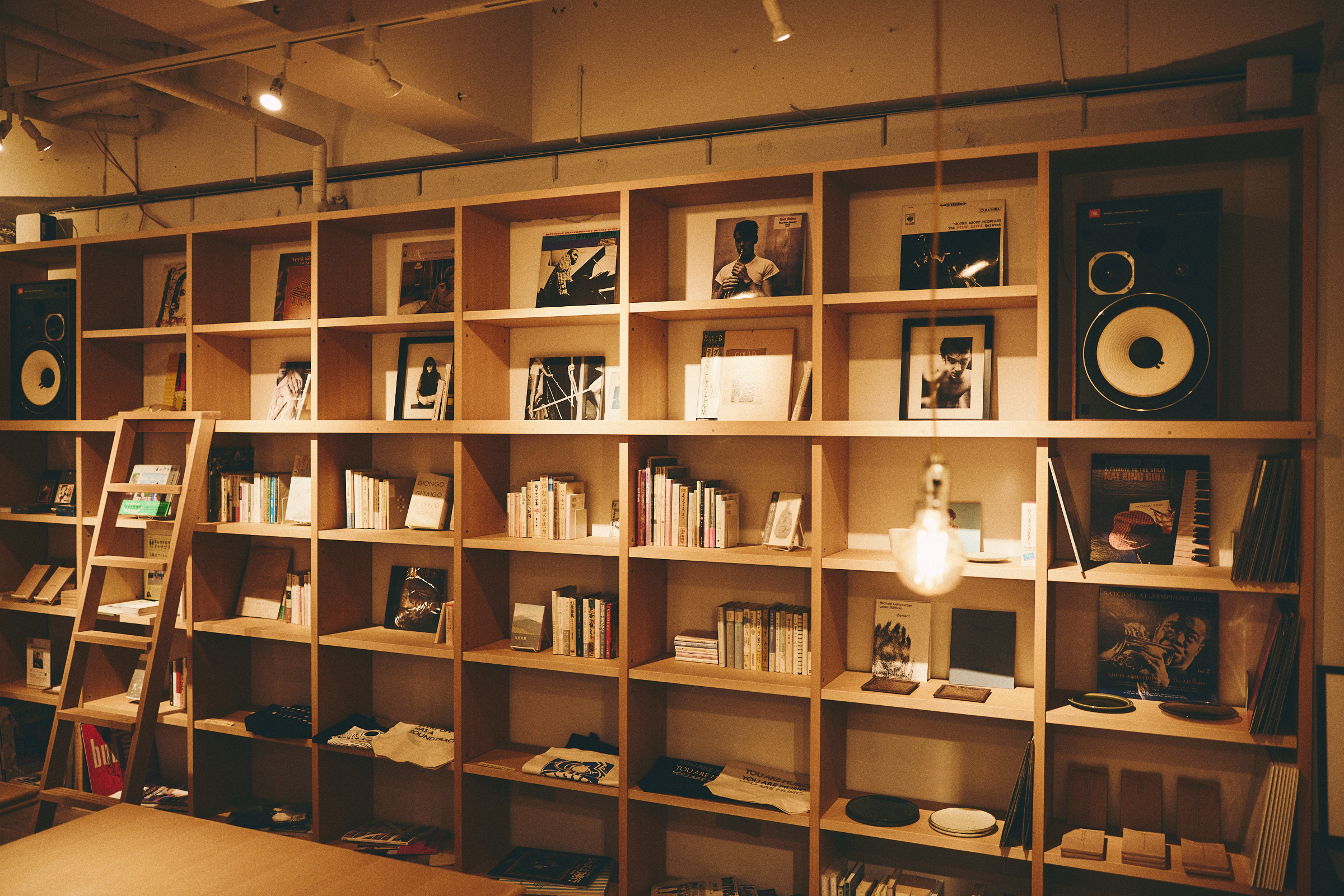 カフェスペースも棚貸、8名テーブルを使ったワークショップ等も行えます。