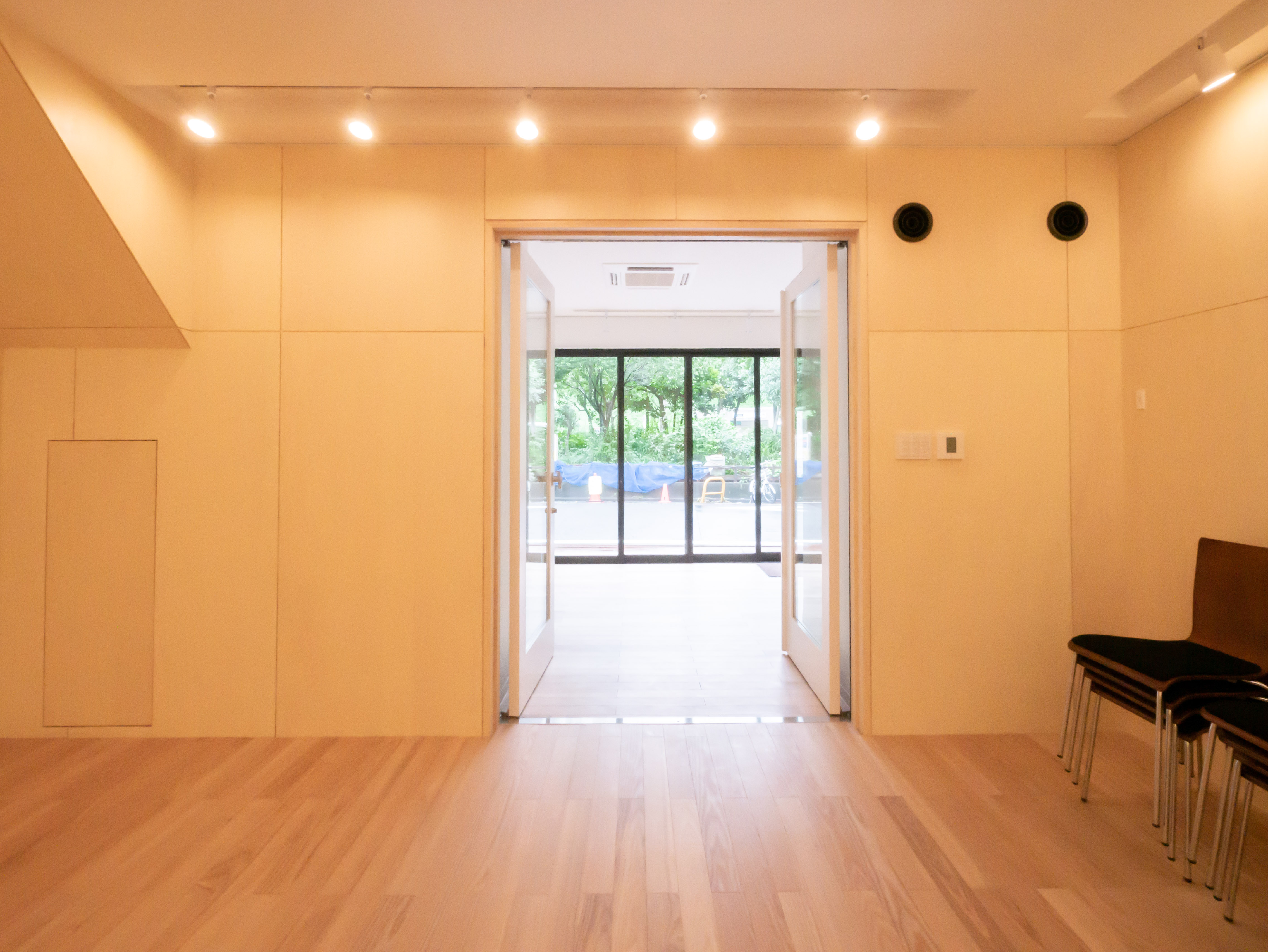 サロン奥からギャラリーを見る