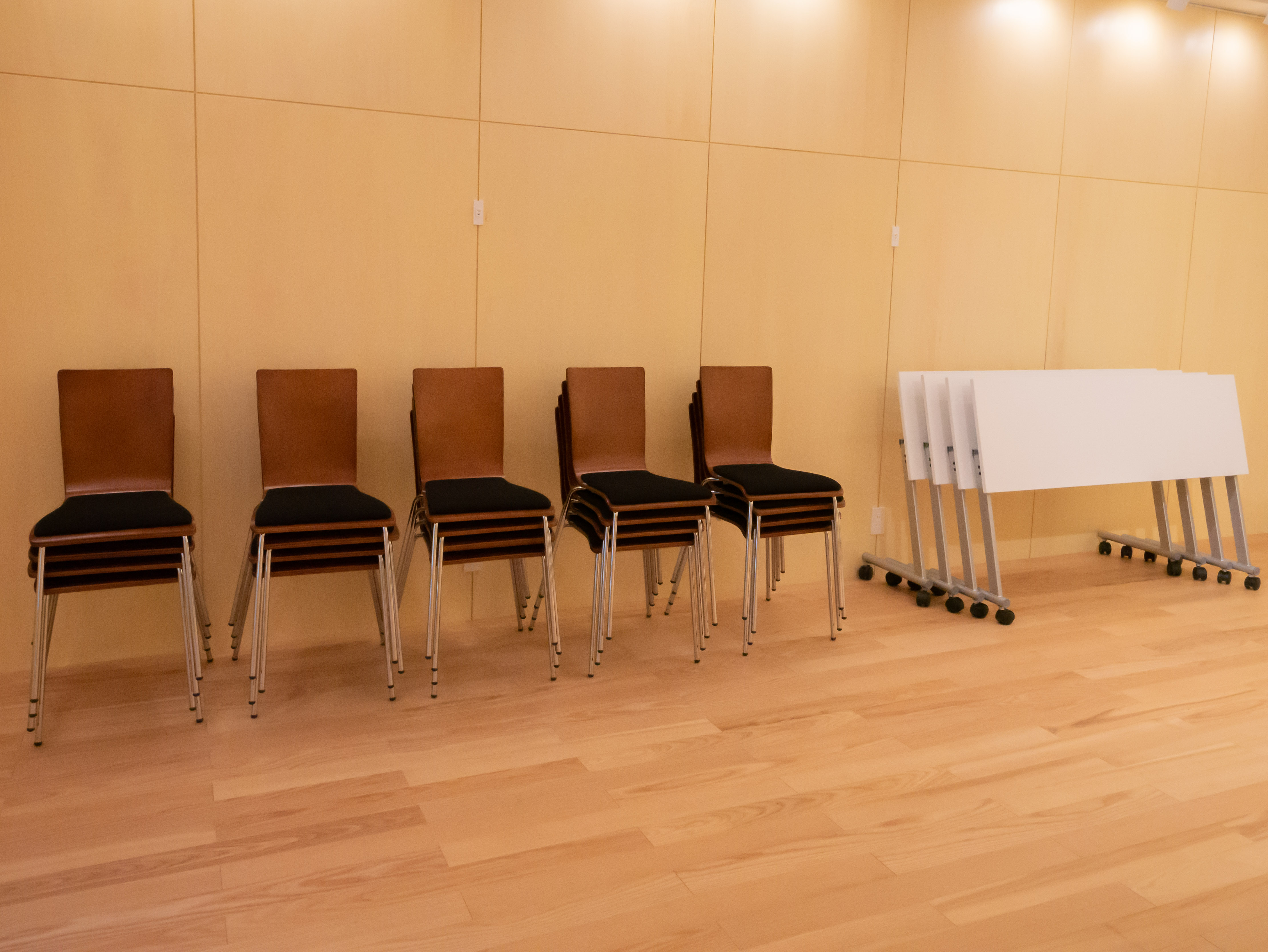 椅子（１５脚）とテーブル（４台）