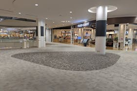 【イオンモール和歌山】フードコート前