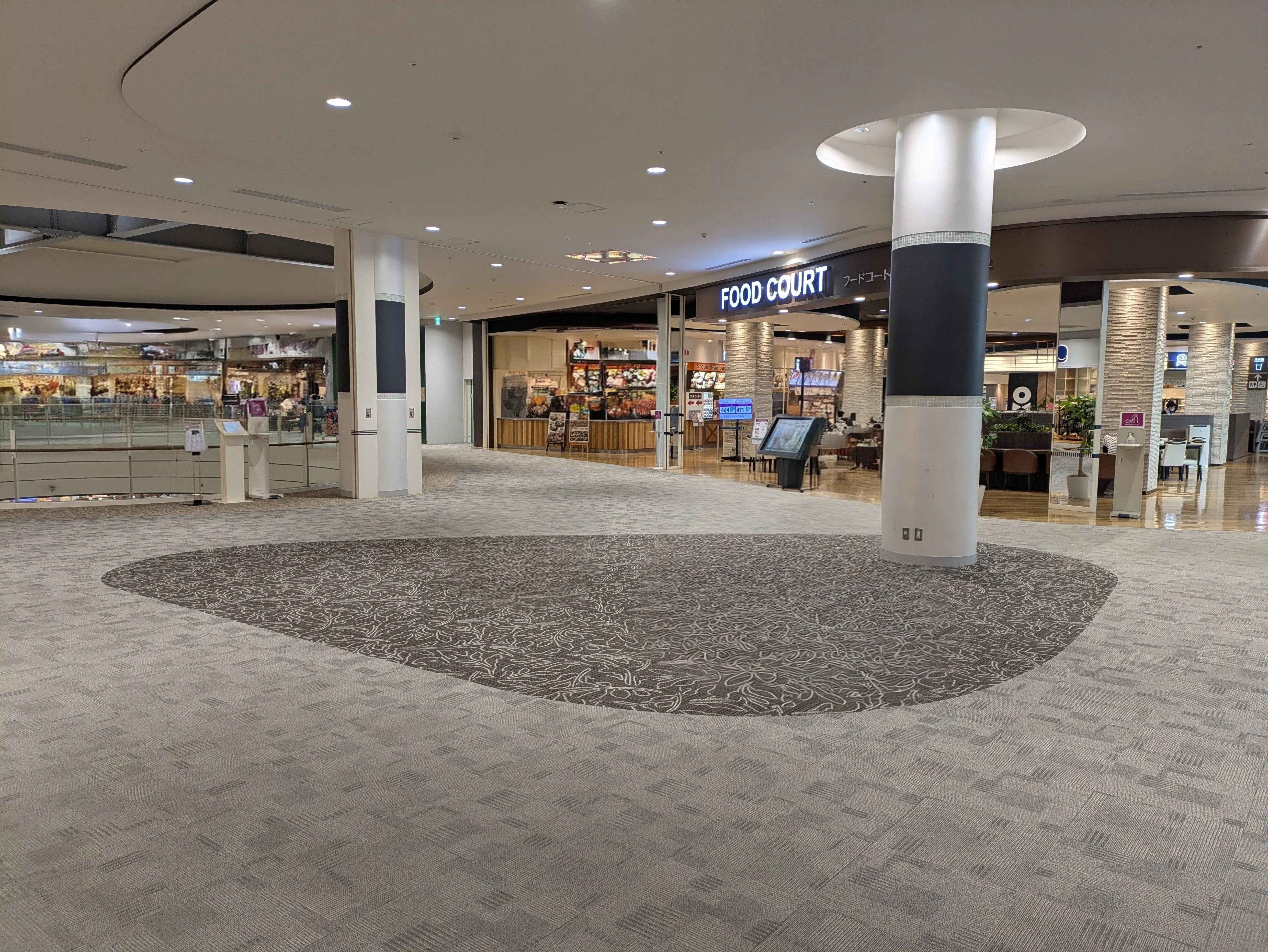 【イオンモール和歌山】フードコート前