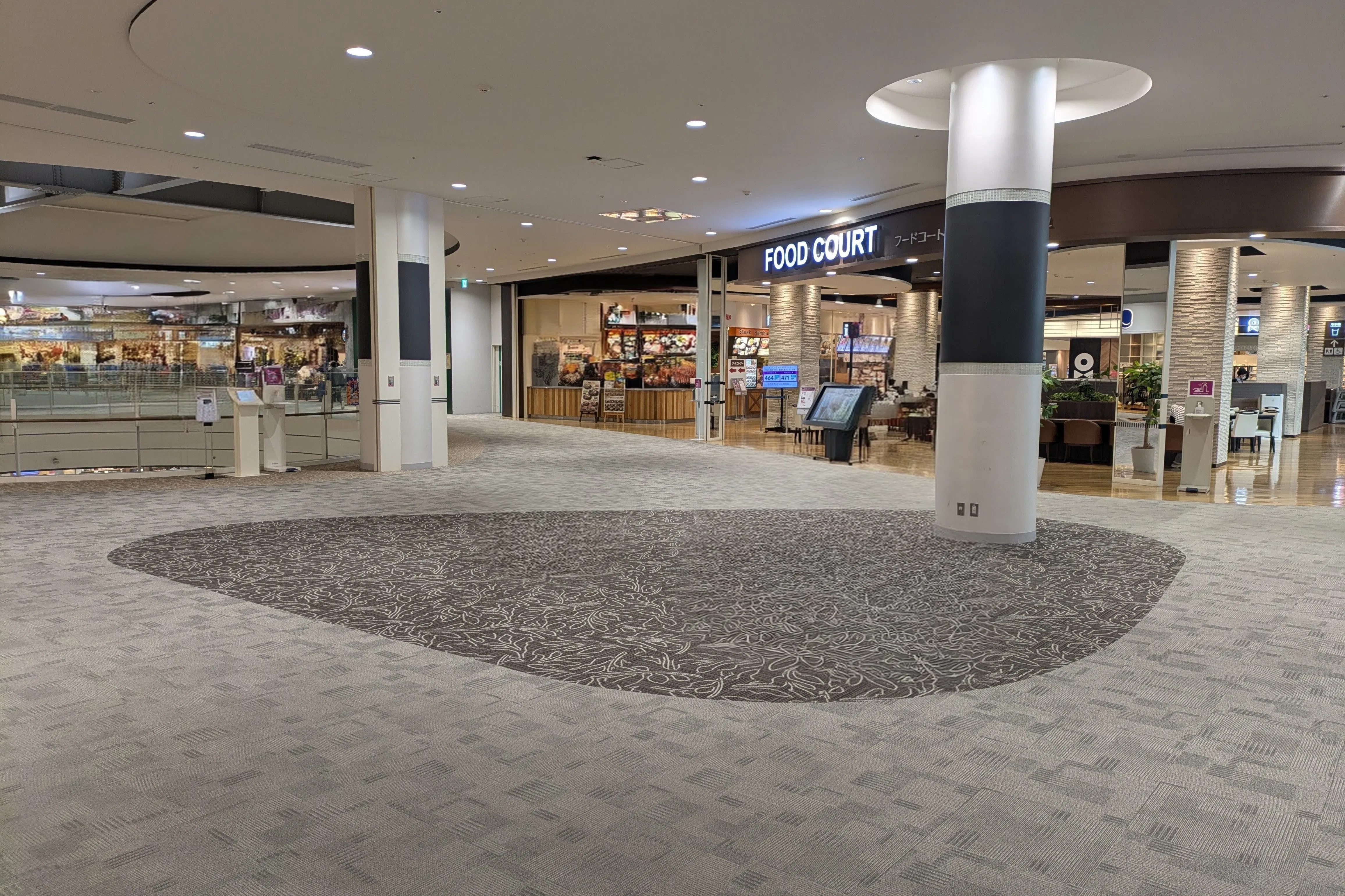 【イオンモール和歌山】フードコート前