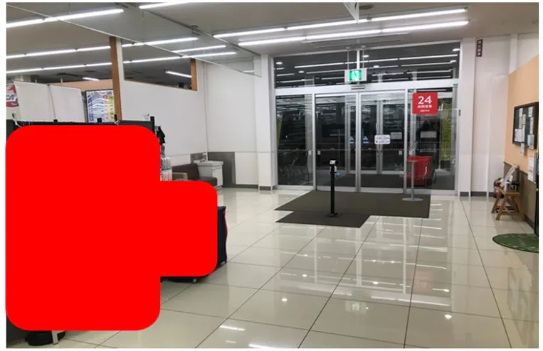 【西友　伊那竜東店】店内入口付近（レジ前 クリーニング/理美容側入口付近)　プロモーション用途や物販、食物販のポップアップストアに最適なスーパー店内催事イベントスペースの画像