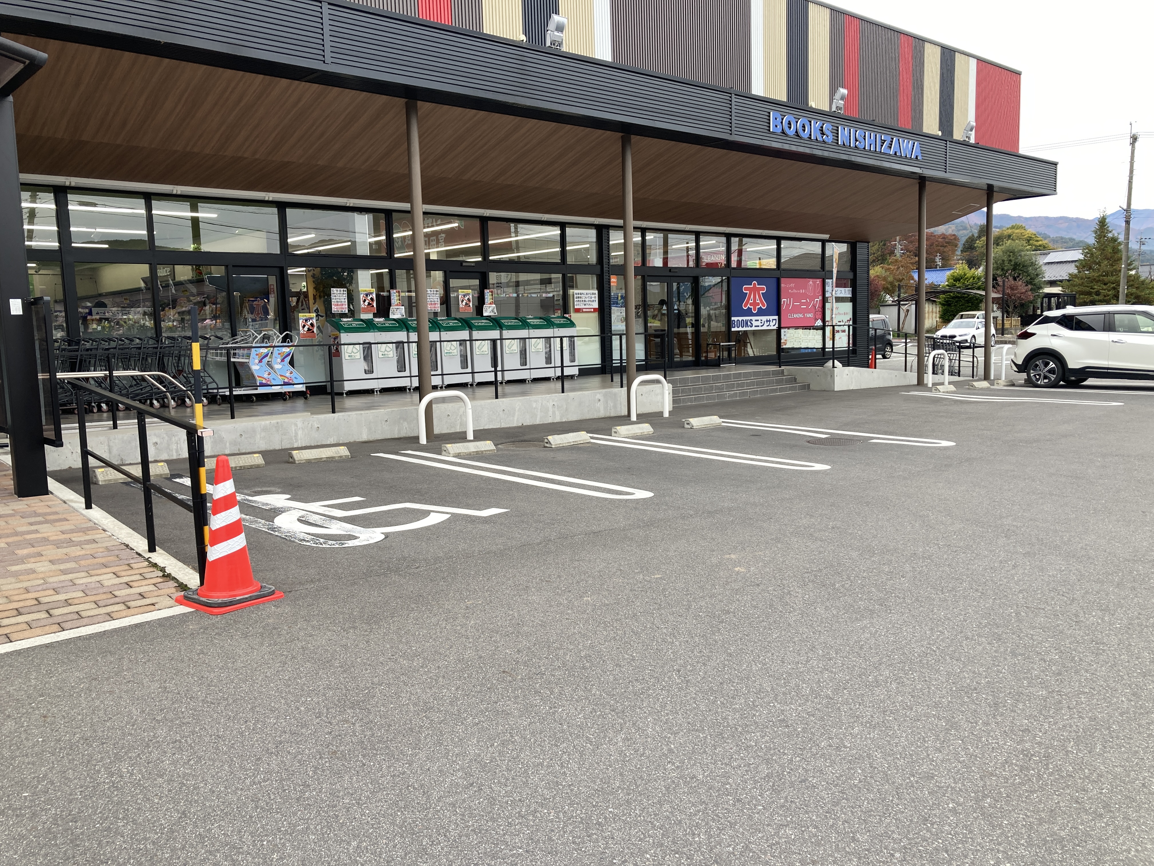 【宮田食彩館】キッチンカー出店やプロモーション催事に最適な店舗前駐車場スペース