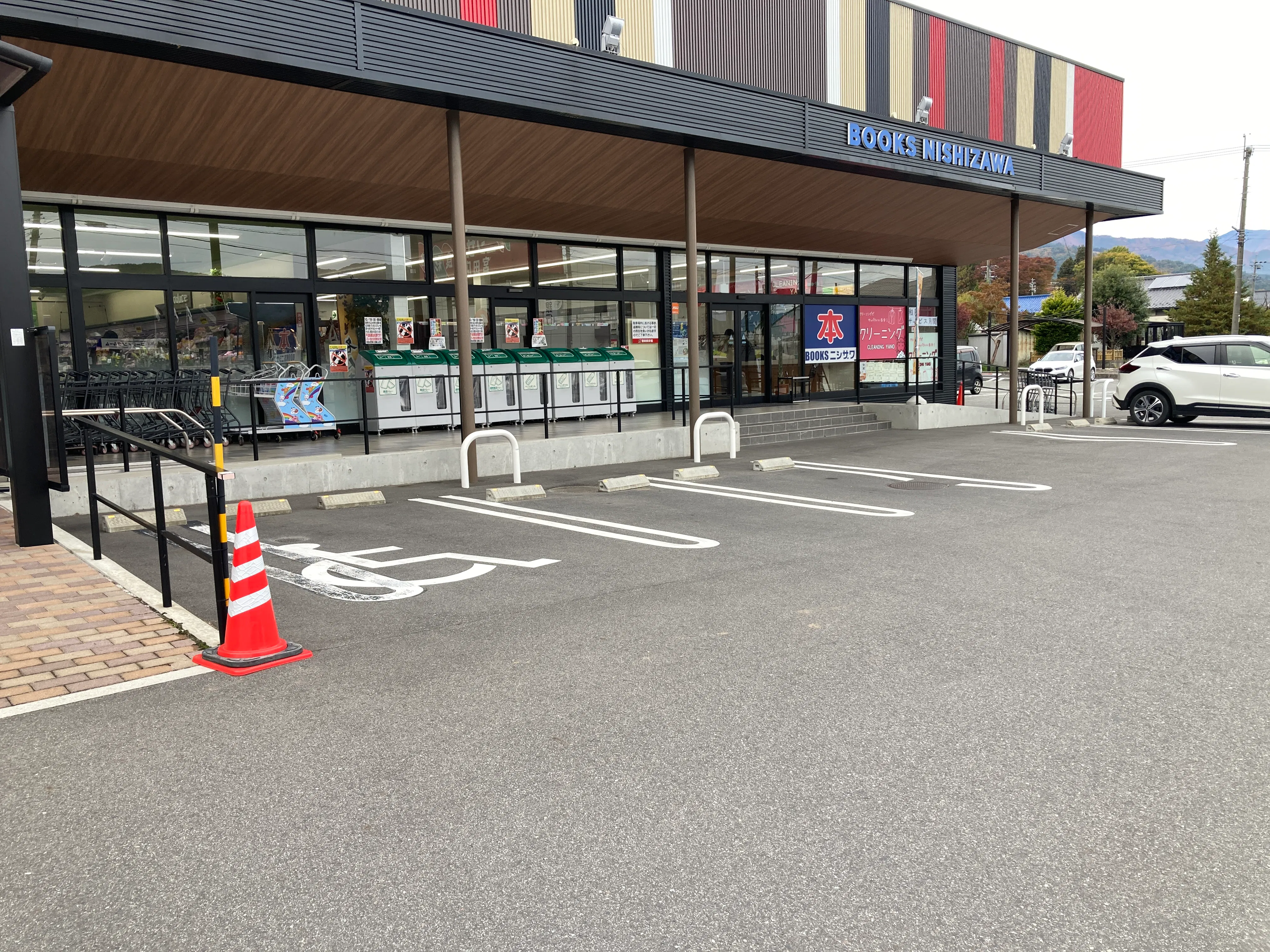 【宮田食彩館】キッチンカー出店やプロモーション催事に最適な店舗前駐車場スペース