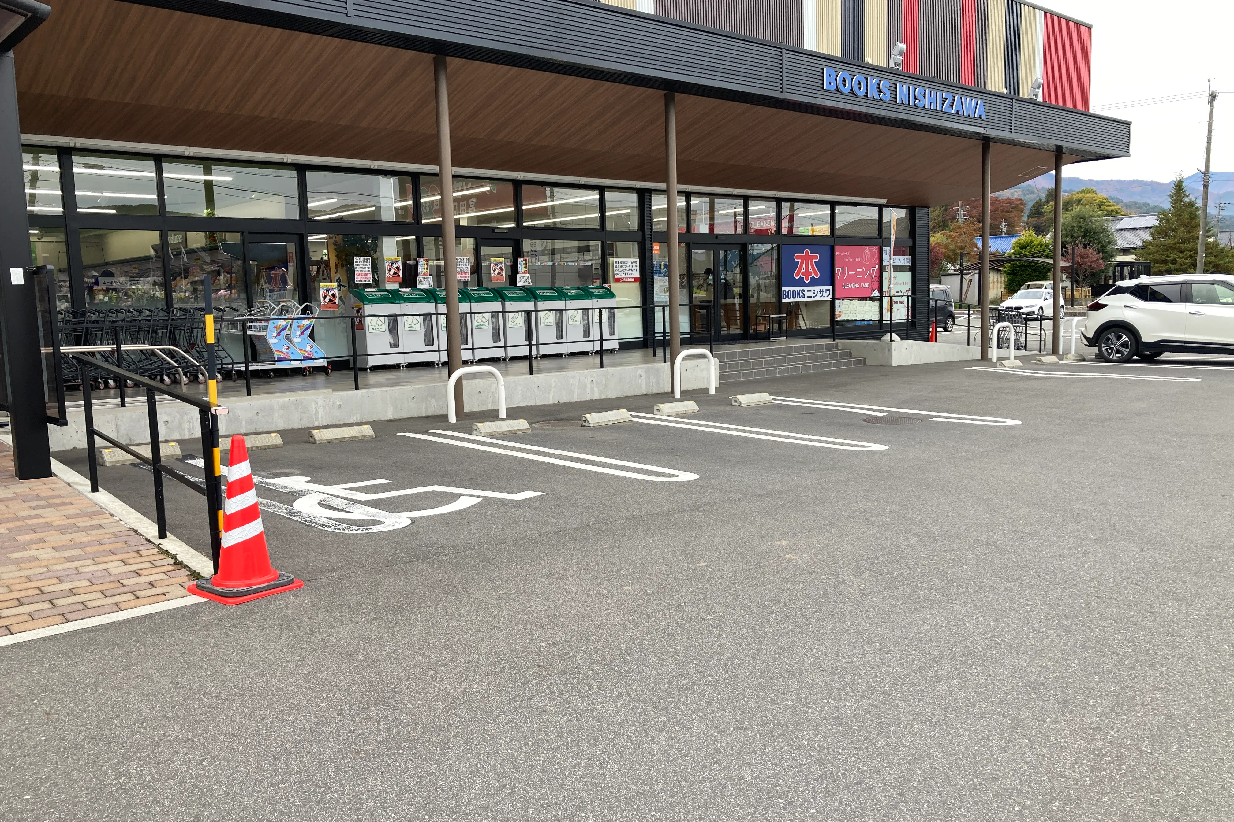 【宮田食彩館】キッチンカー出店やプロモーション催事に最適な店舗前駐車場スペース
