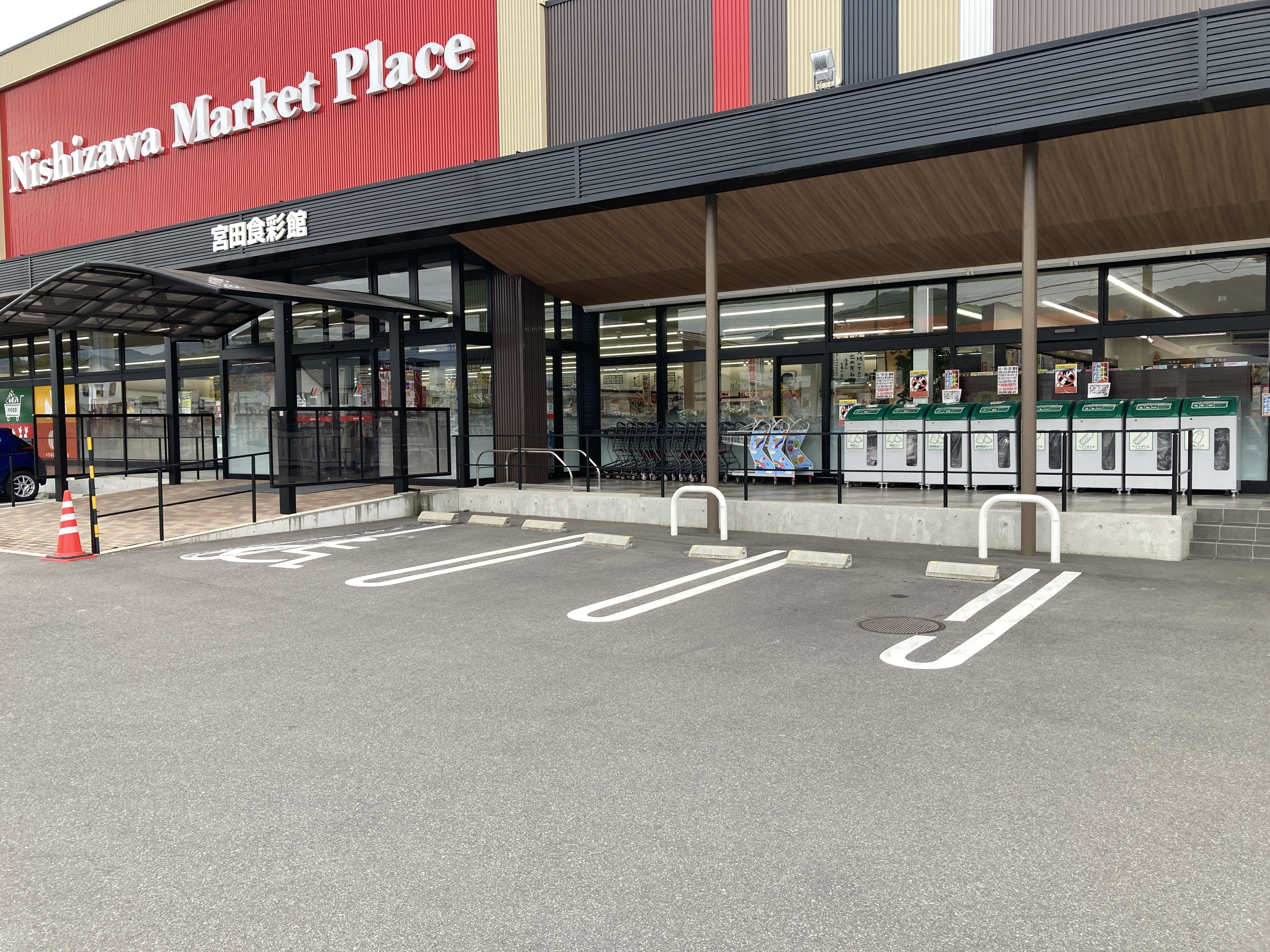 【宮田食彩館】キッチンカー出店やプロモーション催事に最適な店舗前駐車場スペース