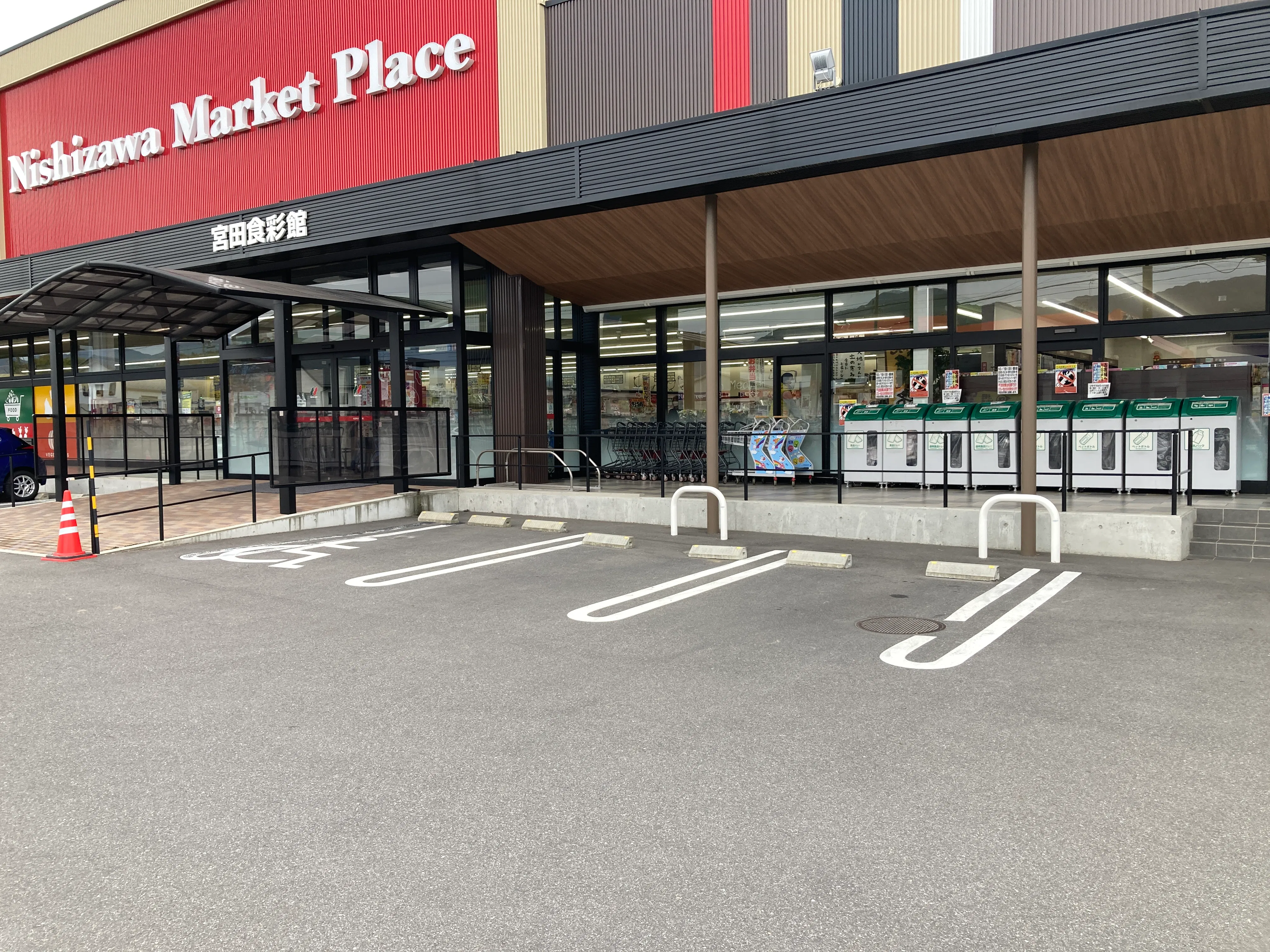 【宮田食彩館】キッチンカー出店やプロモーション催事に最適な店舗前駐車場スペース