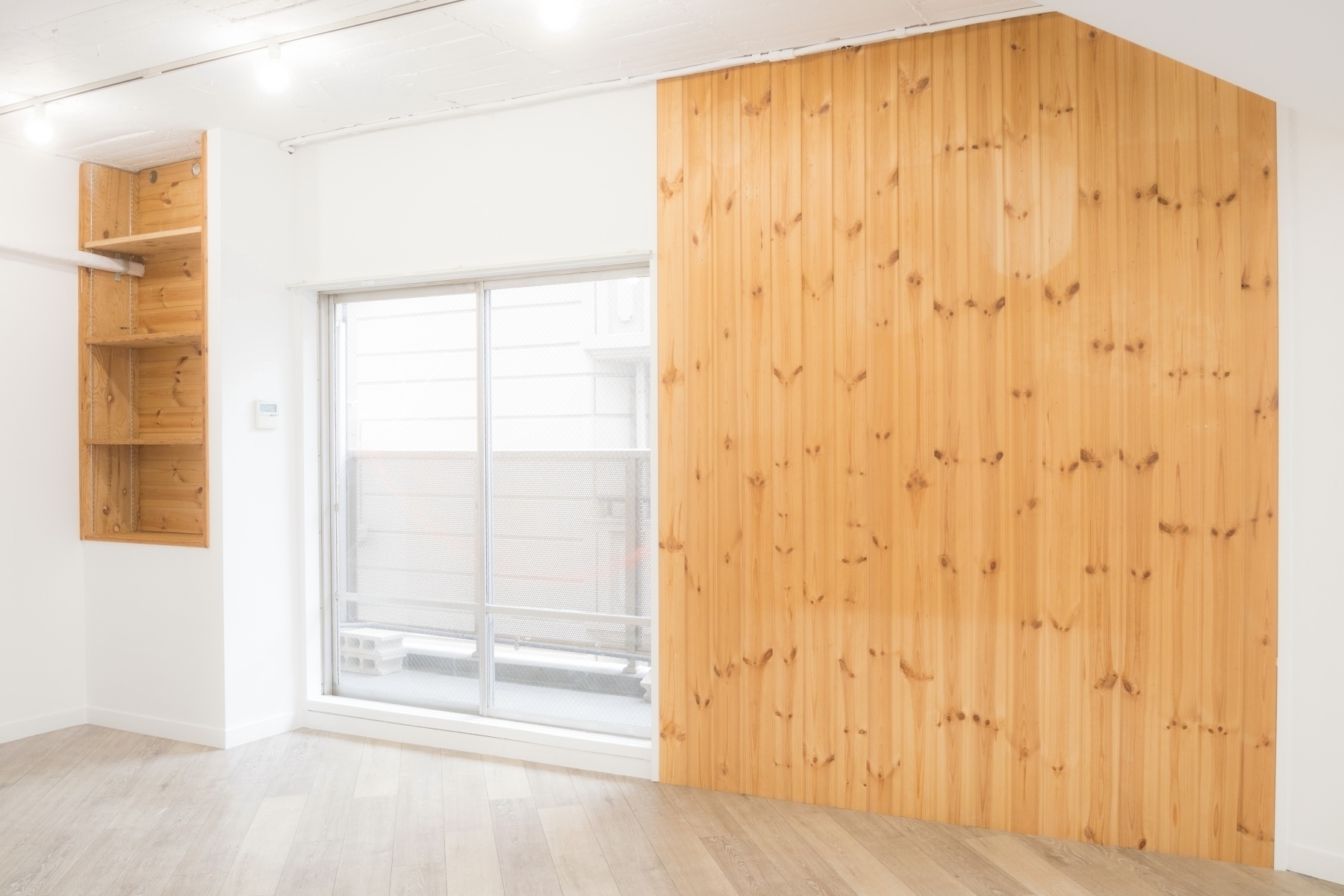 木目の壁がナチュラルな印象を与えます。