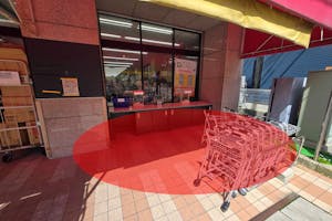 【スーパー木田屋】販促プロモーションに最適な入口近くの軒下スペース