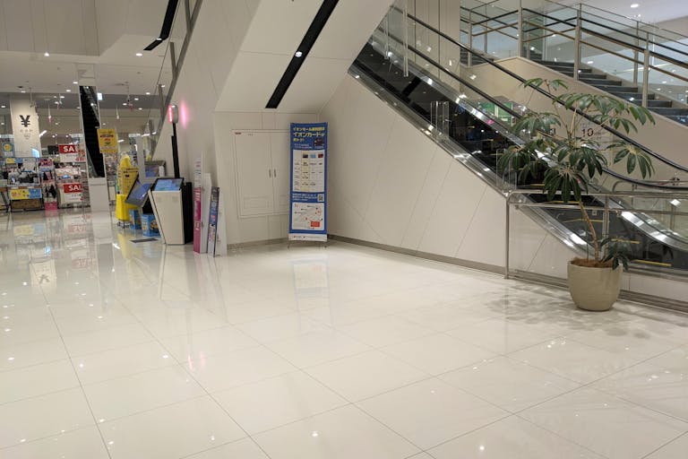 【イオンモール新利府】1階 イオンスタイル前コートの画像1